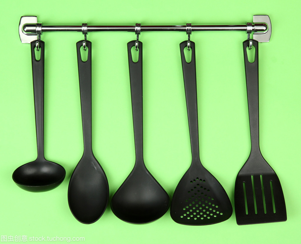 银钩,绿色背景上的黑色厨房用具