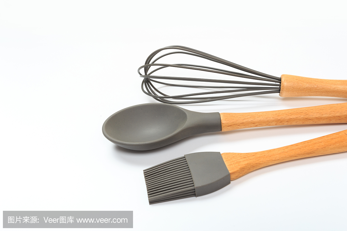 一套木制把手的厨房用具,孤立在白色背景上